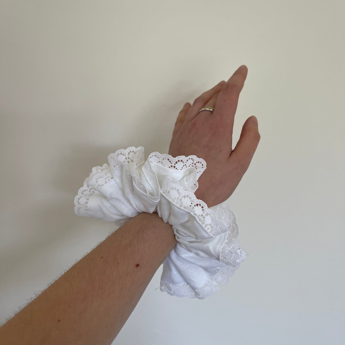 Offcut scrunchie - White